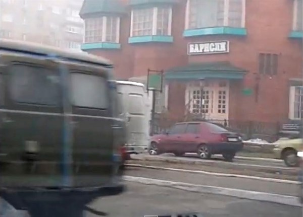Ресторан «Барнсли» в центре Горловки превратился в базу для боевиков: на стоянке сосредоточено много военной техники и даже танк