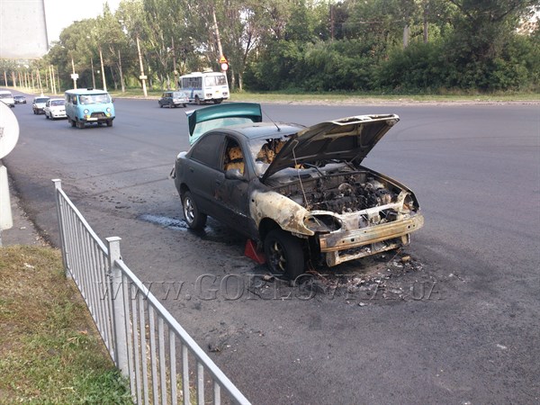 Возгорание дня: на "Кочегарке" водитель "Ланоса" почувствовал недомогание, вышел из машины и в этот момент она задымилась(фото)