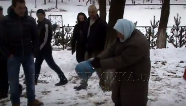 Горловская пенсионерка на Крещении удивила окружающих, подняв гирю 16 кг