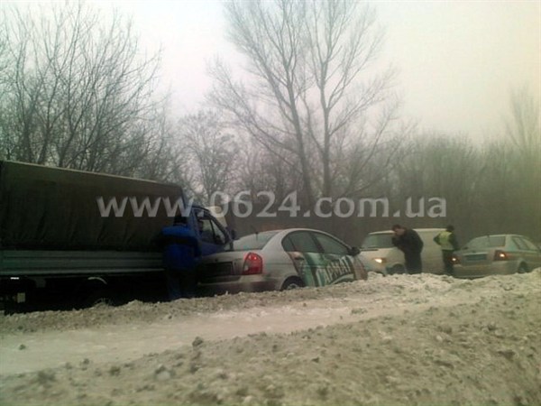 Вниманию водителей: на трассе Горловка-Донецк столкнулось несколько автомобилей 