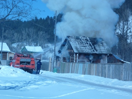 Трагедия в поселке Гольмовский: пожар унес жизни двух маленьких детей, задохнувшихся в закрытой квартире