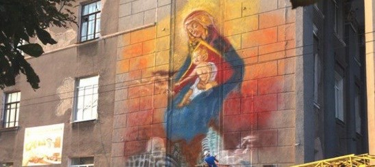 В Горловке появилось первое настенное граффити - скорбящая женщина с ребенком 