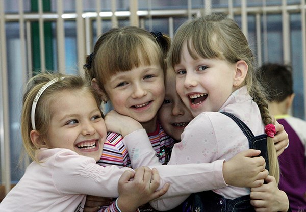 «Это наши дети!»: в Горловке 20 детей-сирот нашли маму и папу. Два братика и сестричка уехали в Одессу