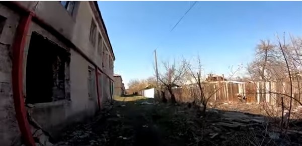 Люди умирают, уезжают, жилье бросают: блогер показал самую печальную улицу Горловки 
