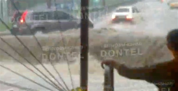 В Донецке из-за ливня затопило набережную. Посмотрите, что тут произошло