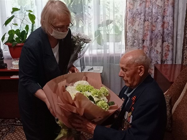 В Горловке поздравили ветерана Второй мировой войны с 98-летием
