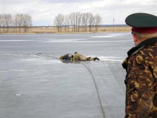 На Осколе обнаружили тело рыбака из Горловки, который провалился под лед зимой 