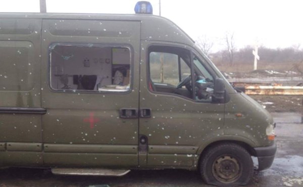 Боевики обстреляли машину волонтеров на  Майорском блокпосту, есть раненые (ФОТО)