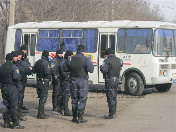 Милиция и мэр пророссийским активистам – не указ: горловский блокпост люди защищали грудью и  заблокировали машину городского головы