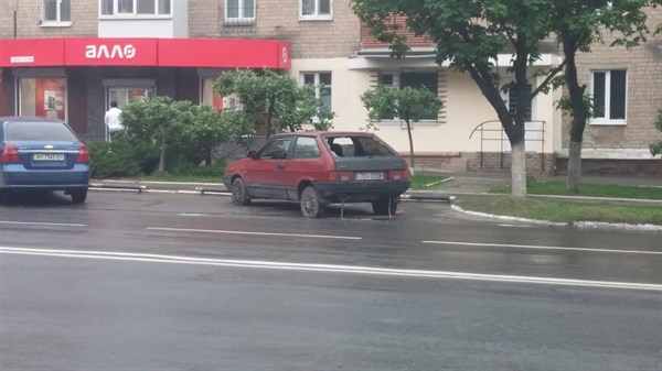 В центре Горловки стоит красная восьмерка с разбитым стеклом и спущенными колесами (ФОТОФАКТ)