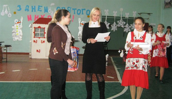 Традиция в День Святого Николая: в Горловке лучшим ученикам школ вручены депутатские премии