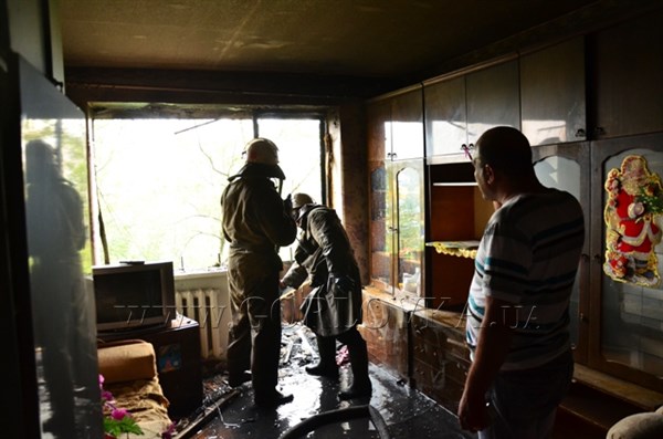 Фоторепортаж из сгоревших квартир по Победе, 81: жильцы искали виновных в пожаре и спасали имущество 