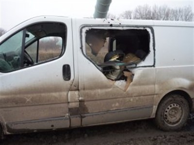 Микроавтобус харьковских волонтеров попал под обстрел в районе Горловки: стреляли из снайперского оружия