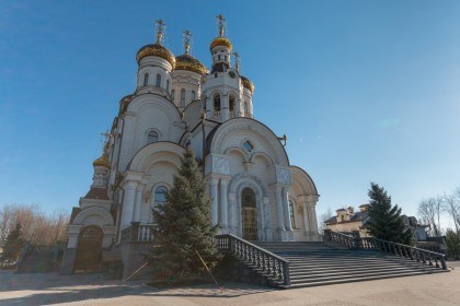 Снаряд взорвался возле Богоявленского кафедрального собора: шесть человек получили различные ранения и сейчас в больнице 