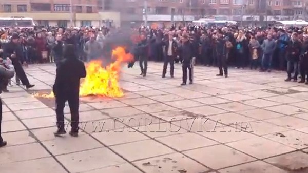 На глазах у многотысячной толпы и под овации молодежи в Горловке сожгли флаг «Правого сектора» (ВИДЕО)
