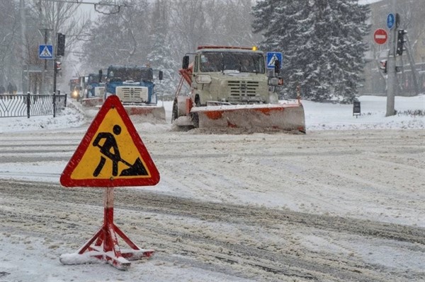 В Горловке просят жителей самостоятельно расчищать снег возле домов