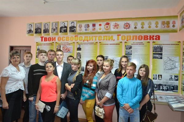 Учащиеся двух школ первый урок провели в музее истории Горловки в годы  войны 