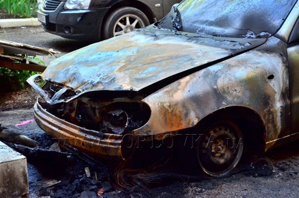 В Горловке неизвестные сожгли автомобиль председателя городской организации "Батькивщина". В партии подозревают, что было подложено взрывное устройство 