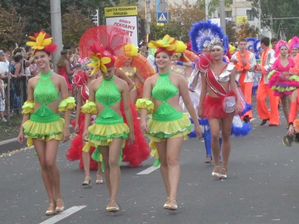  Горловские танцоры подарили Донецку  на День Шахтера бразильский карнавал (ФОТО)