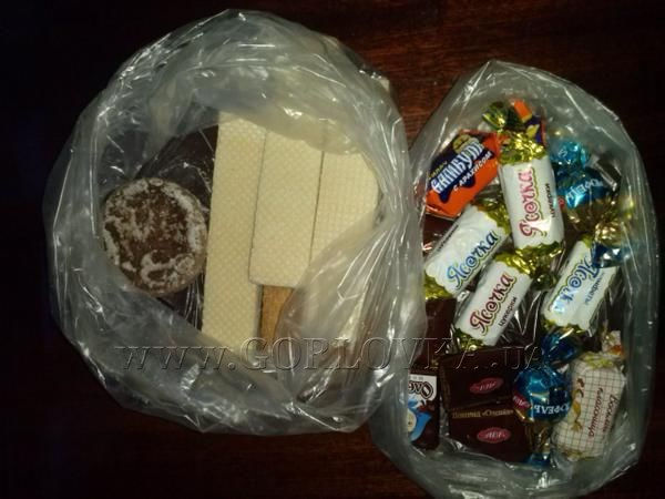 Подсластили детям жизнь: в Горловке российские волонтеры раздают конфеты в поселке Курганка