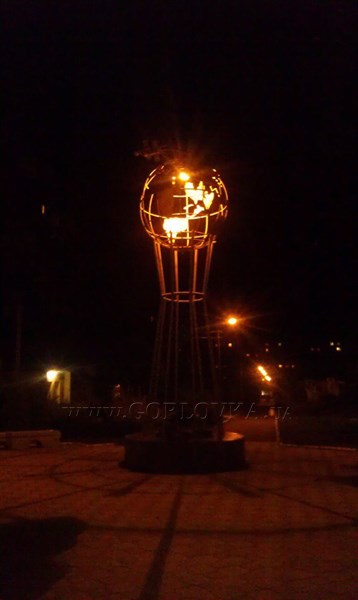 Памятник Космонавтов в Горловке ночью излучает свет