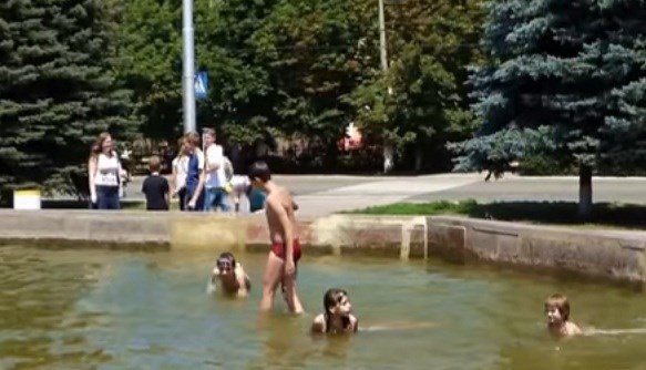 В Горловке в городском фонтане купаются дети 