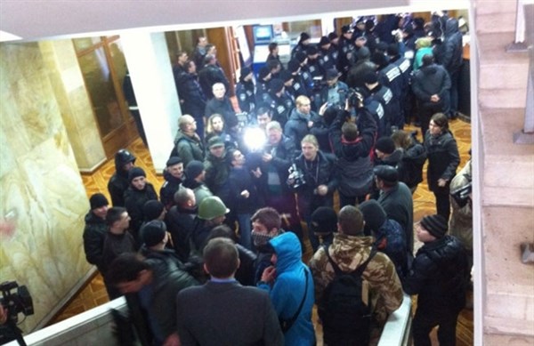 Сепаратисты, захватившие здание Донецкой облгосадминистрации, разгромили бухгалтерию. Выплата зарплат и пенсий затруднена