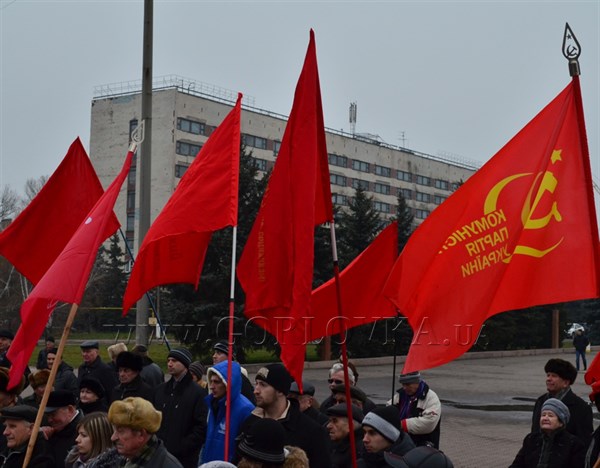 Ряды радеют: горловские коммунисты пришли к памятнику Ленина со слоганом, Ленин жив и будет жить. ВИДЕО