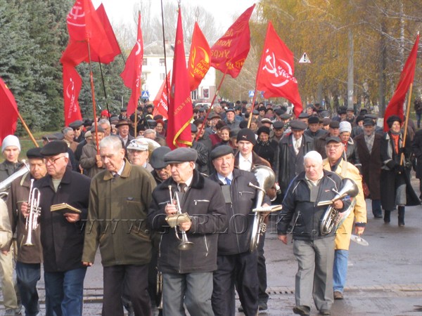 «Красные» в Горловке: танцы на площади Победы, «перекрытый» проспект и «назад, в СССР»