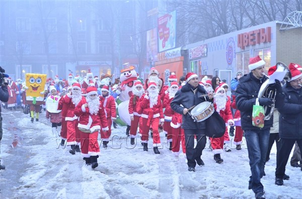 Горловчан зазывают на парад Дедов Морозов и Снегурочек! Он пройдет в день открытия главной елки города
