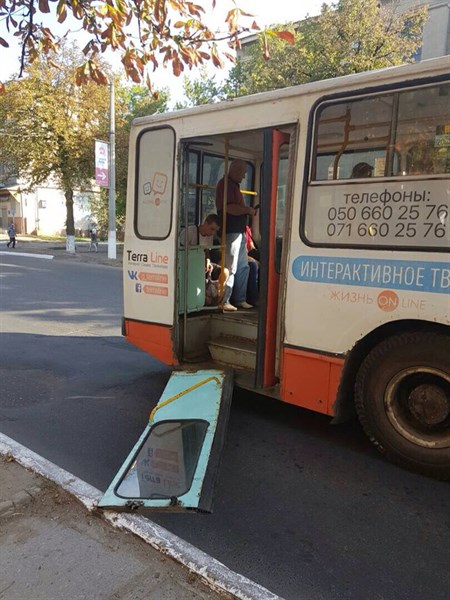 В Горловке во время движения у троллейбуса отломалась дверь (ФОТОФАКТ)