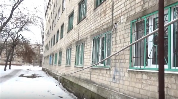 В Горловке льдом повреждено крепление газовых труб в общежитии