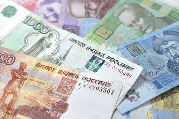 На горловских рынках - сплошной ценовой беспредел: сало в гривнах стоит 75 грн, при расчете рублями - 100-120 грн