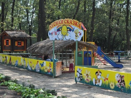 Детская площадка" Лесная сказка" сплотила жителей поселка Короленко 