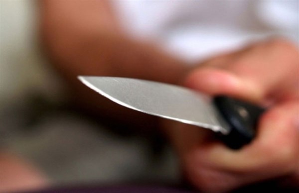 В Калининском районе женщина накинулась с ножом на ранее судимого сожителя