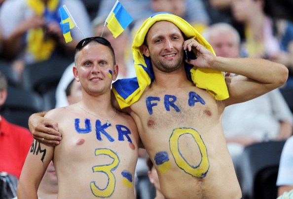 Угадай счет матча Франция - Украина и выиграй приз от сайта Gorlovka.ua. Шампанское и торт - для девушек, пиво и тарань - для парней 