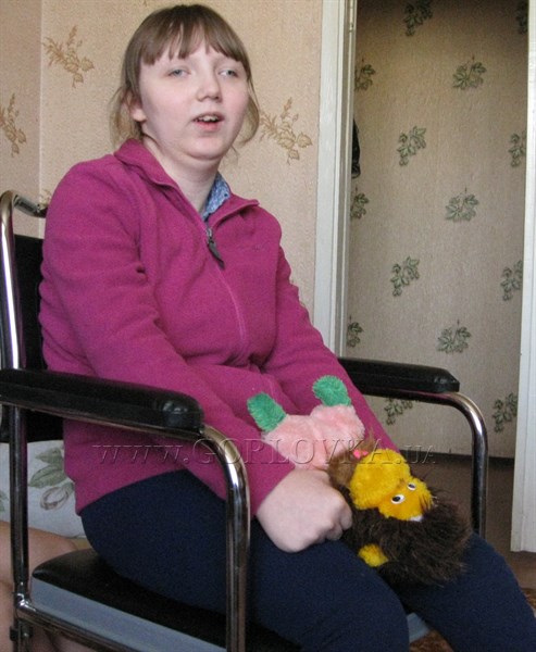 Лифт, за который публично поручился  премьер-министр  Николай Азаров,  в Горловке так и не сделали: 14-летняя девочка с ДЦП все лето в домашнем «заточении»