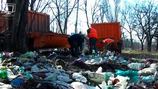Горловский "мусорный бардак": кучи мусора можно увидеть не только дворах и на обочине дорог, но прямо в центре города (ВИДЕО)