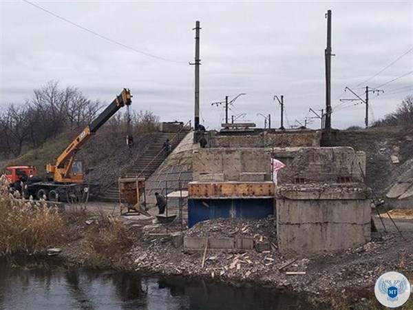 На перегоне Горловка-Пантелеймоновка восстанавливают мост, разрушенный в 2015 году