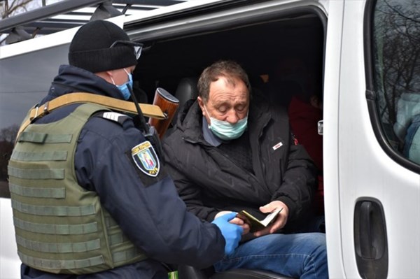 В Донецкой области полицейские всем приезжающим меряют температуру 