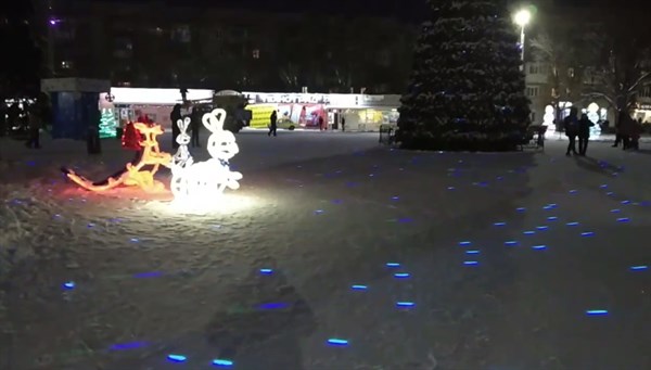 На площади Победы в Горловке установили лазерную подсветку - с четырёх сторон от главной городской елки