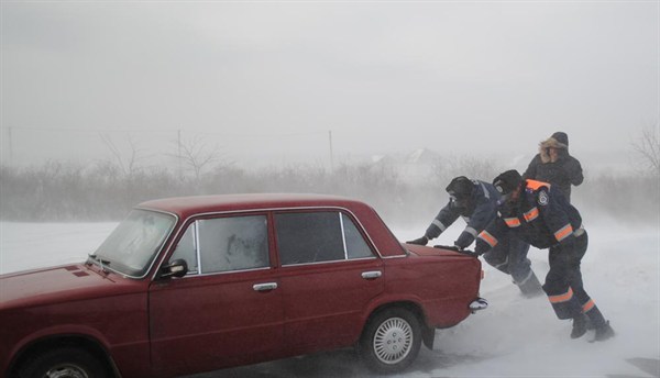 ГАИ Донецкой области просит автовладельцев не выезжать из-за снежных заносов: 5 самых сложных участков автодороги 