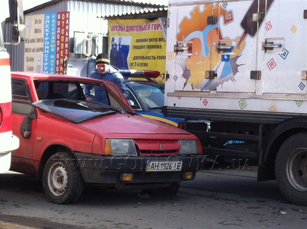 Авария в районе центрального рынка Горловки: «девятка» столкнулась с фургоном, перевозящим мороженое (ФОТО)