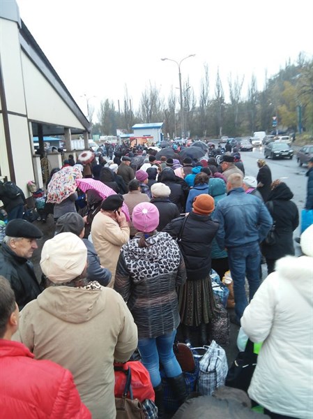 Осеннее обострение: очереди на блокпостах между Горловкой и Артемовском вновь достигли небывалых размеров