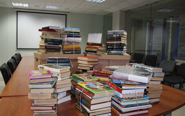 В Горловку привезли использованные книги из лесного хозяйства Омской области - их передали в библиотеки  