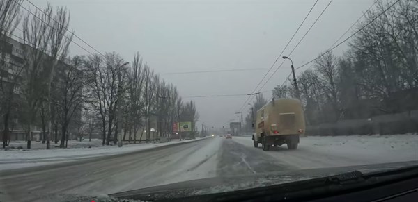 Заснеженная Горловка: блогер показал улицы и дороги зимнего города (видео)