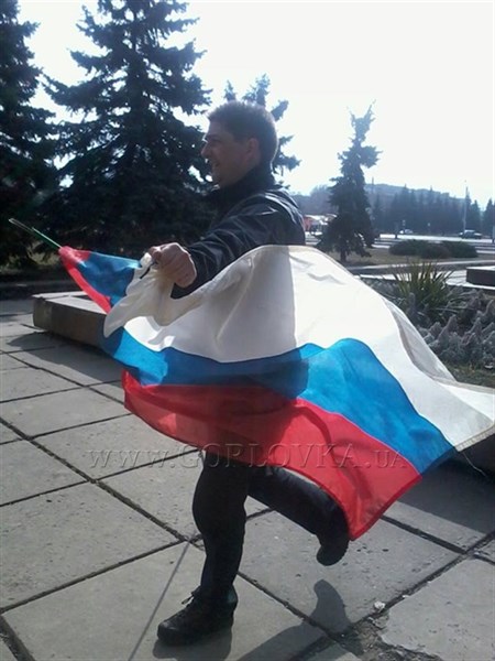 Горловского депутата, снявшего флаг России со здания мэрии, пророссийские митингующие пригласили на встречу с ними 