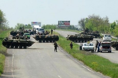 Под Славянском бой: силовики нашли засаду 800 боевиков и взяли город в кольцо (ВИДЕО)