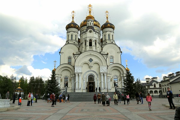 В горловском Богоявленском кафедральном соборе на Пасху прихожан поздравили дети. ФОТОРЕПОРТАЖ