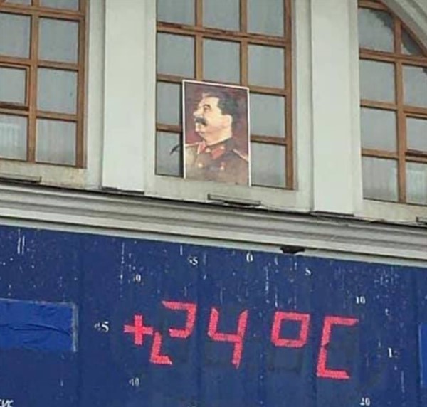 В Донецке на главном входе в железнодорожный вокзал повесили портрет Сталина (ФОТО)